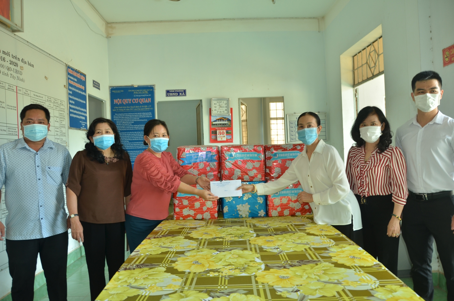Đoàn chuyển giao quà tặng các hộ nghèo cho UBND xã Lộc Ninh