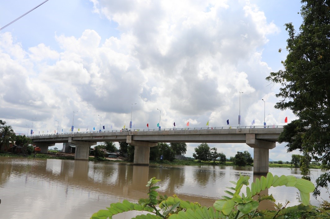 Cầu Bến Cây Ổi bắc qua sông Vàm Cỏ Đông nối liền hai xã biên giới Hòa Thạnh và Phước Vinh (huyện Châu Thành)