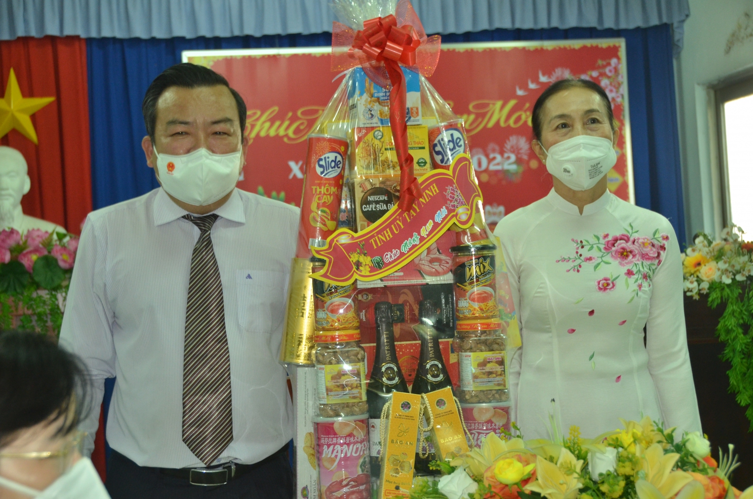 - Phó Bí thư Thường trực Tỉnh ủy Phạm Hùng Thái tặng quà cho lãnh đạo Liên hiệp Hội nhân dịp Tết Nguyên Đán 2022