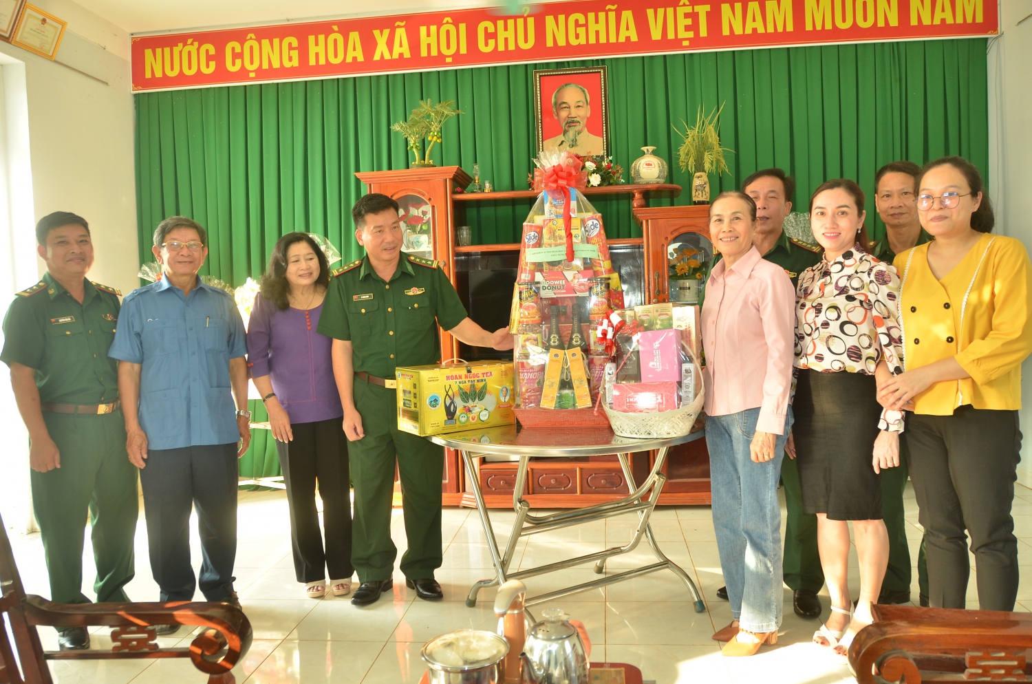 Bà Dương Thị Thu Hiền và Đoàn cán bộ Liên hiệp Hội trao tặng quà cho lãnh đạo Đồn Kà Tum